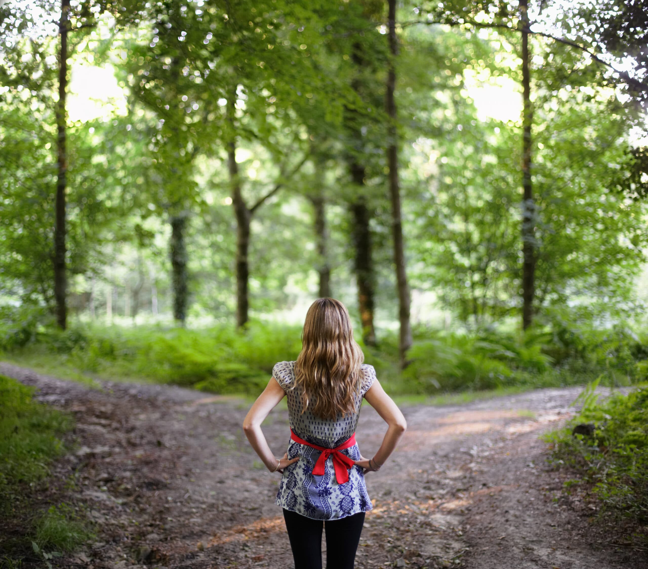 tjej gör val vid väg i skog