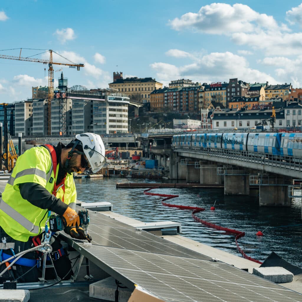 Monterar solceller på byggbodar i Slussen