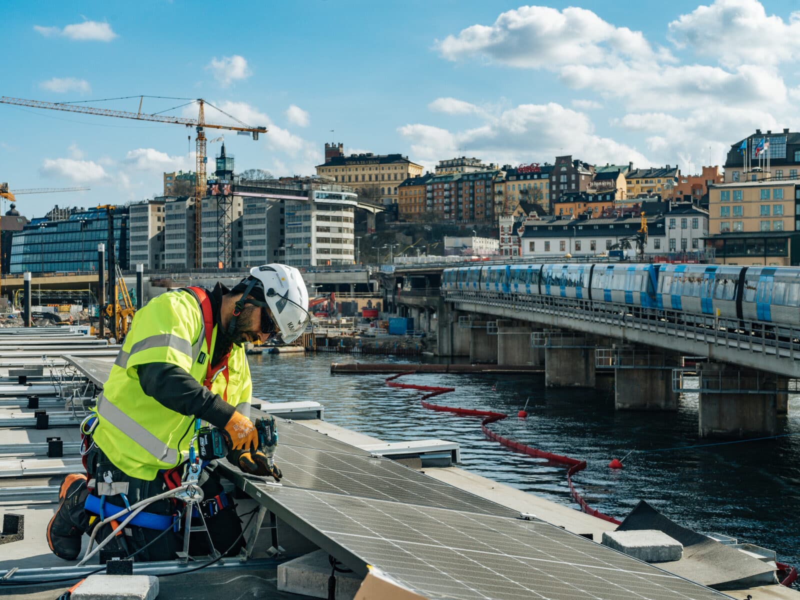 Monterar solceller på byggbodar i Slussen